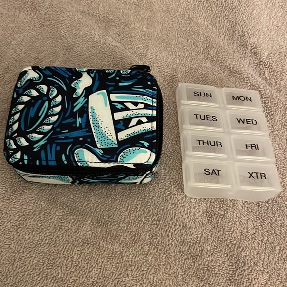 Vera Bradley Travel Pill Case in NWT - Picture 6 of 7